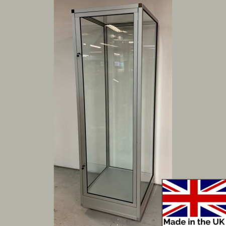 700mm wide glass mannequin display case with glass top